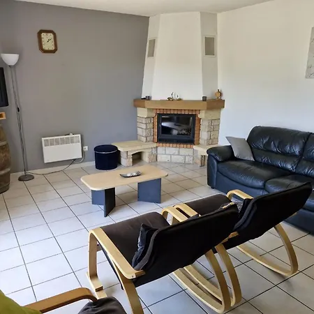 בית נופש Charming In Saint-genies *